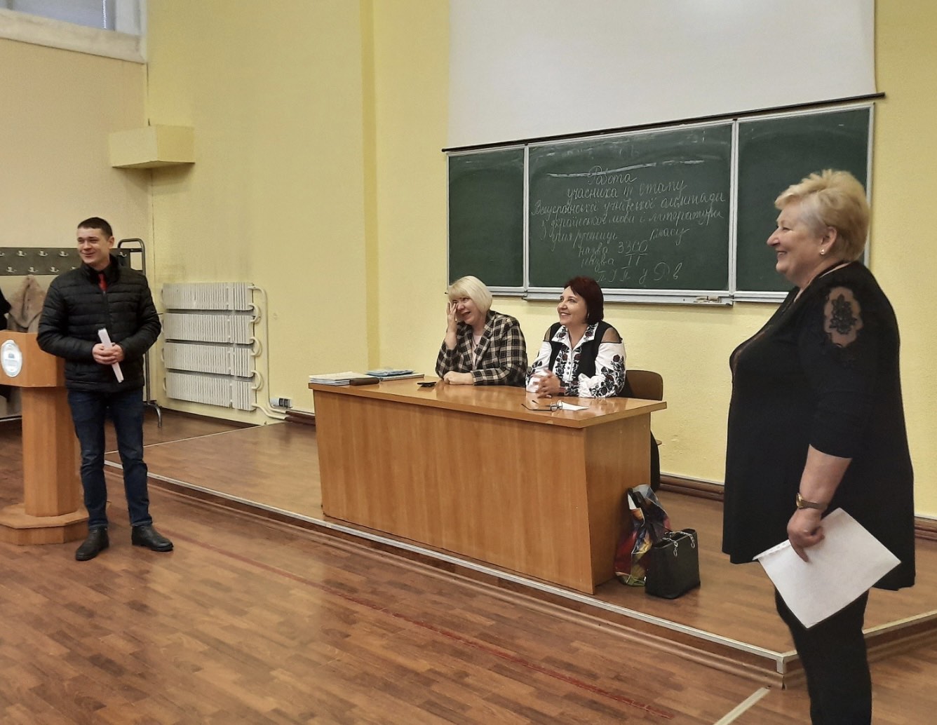 Перед учасниками олімпіади також виступив колишній випускник факультету філології і журналістики Андрій Оксенюк